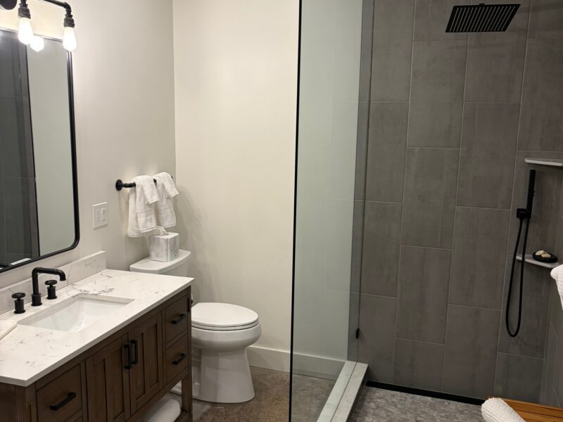 World Cup Executive or Family Modern 2 bed / 2 bath Ground Floor Loft. Sleeps 6. 3.2 miles to Mercedes Benz Stadium. Centrally located, very walkable neighborhood.