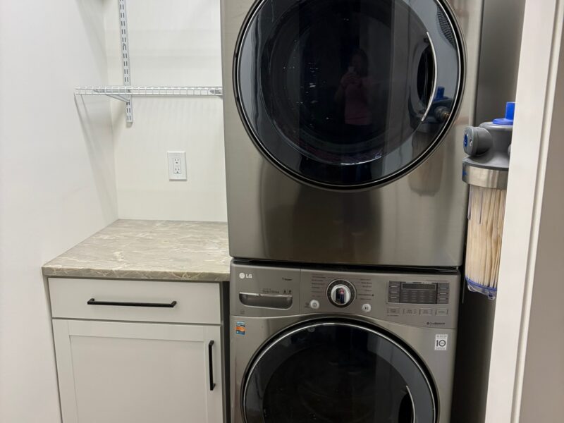 World Cup Executive or Family Modern 2 bed / 2 bath Ground Floor Loft. Sleeps 6. 3.2 miles to Mercedes Benz Stadium. Centrally located, very walkable neighborhood.