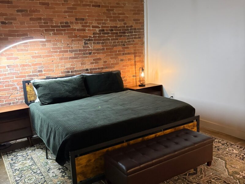 World Cup Executive or Family Modern 2 bed / 2 bath Ground Floor Loft. Sleeps 6. 3.2 miles to Mercedes Benz Stadium. Centrally located, very walkable neighborhood.