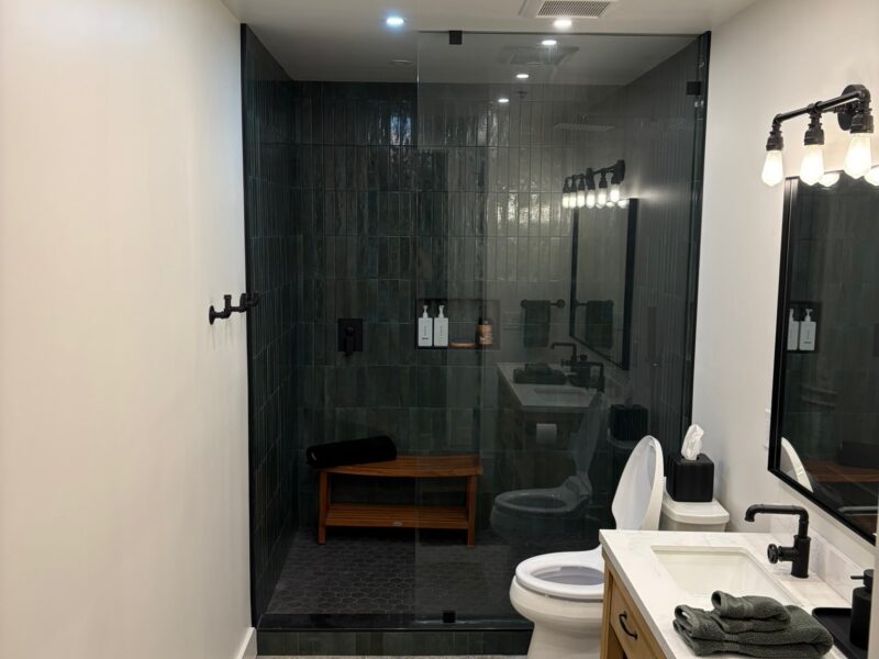 World Cup Executive or Family Modern 2 bed / 2 bath Ground Floor Loft. Sleeps 6. 3.2 miles to Mercedes Benz Stadium. Centrally located, very walkable neighborhood.