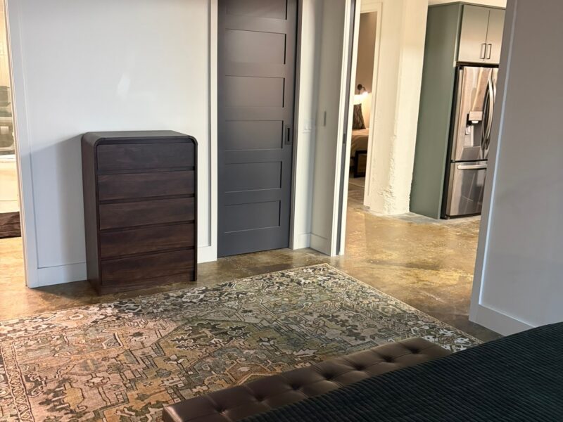 World Cup Executive or Family Modern 2 bed / 2 bath Ground Floor Loft. Sleeps 6. 3.2 miles to Mercedes Benz Stadium. Centrally located, very walkable neighborhood.