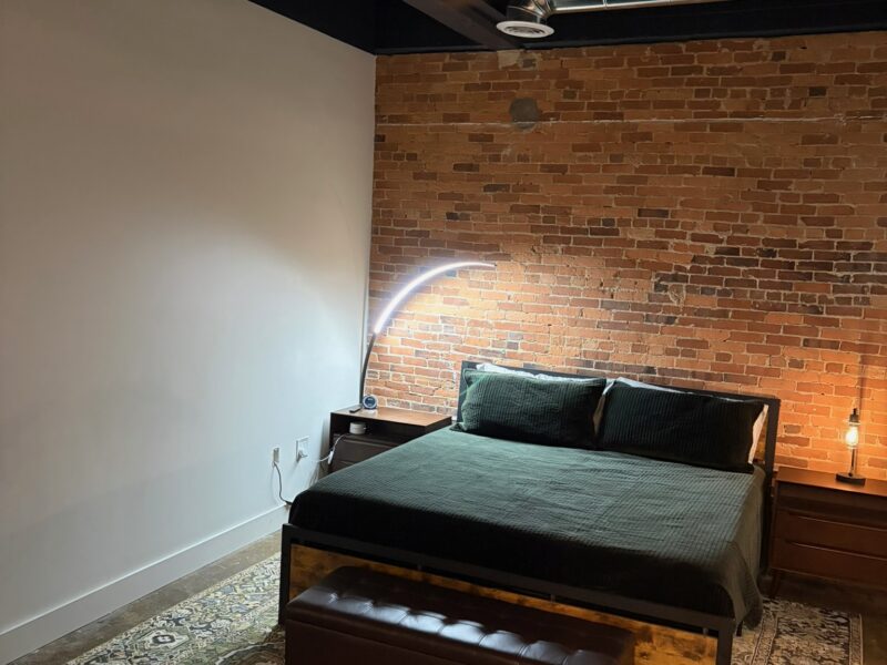 World Cup Executive or Family Modern 2 bed / 2 bath Ground Floor Loft. Sleeps 6. 3.2 miles to Mercedes Benz Stadium. Centrally located, very walkable neighborhood.