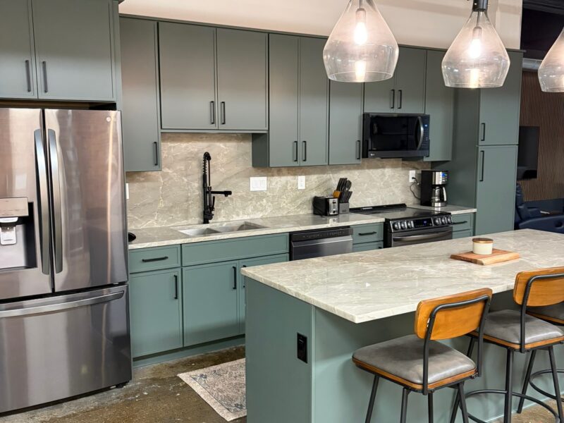 World Cup Executive or Family Modern 2 bed / 2 bath Ground Floor Loft. Sleeps 6. 3.2 miles to Mercedes Benz Stadium. Centrally located, very walkable neighborhood.