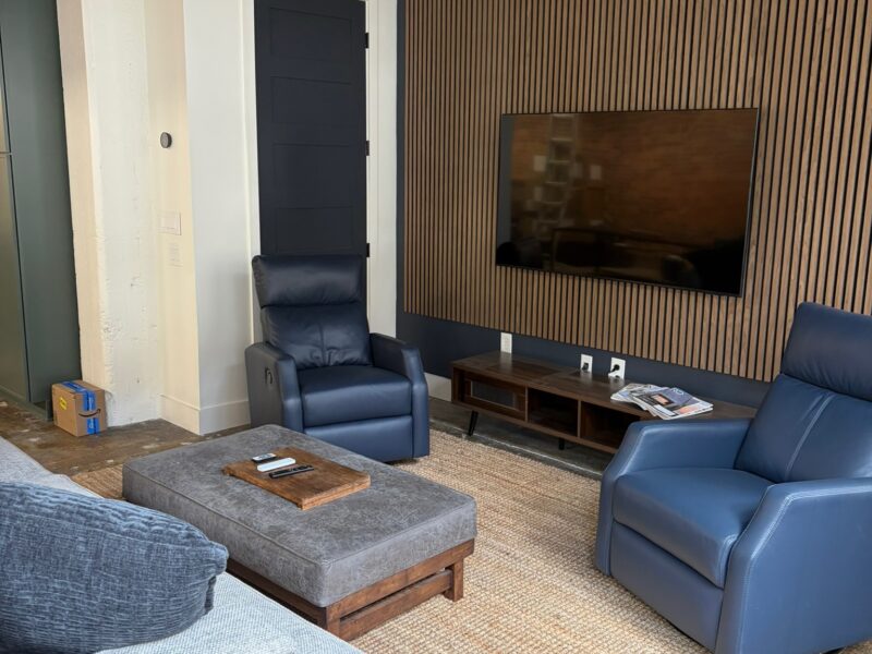 World Cup Executive or Family Modern 2 bed / 2 bath Ground Floor Loft. Sleeps 6. 3.2 miles to Mercedes Benz Stadium. Centrally located, very walkable neighborhood.