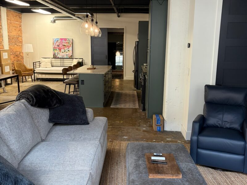 World Cup Executive or Family Modern 2 bed / 2 bath Ground Floor Loft. Sleeps 6. 3.2 miles to Mercedes Benz Stadium. Centrally located, very walkable neighborhood.