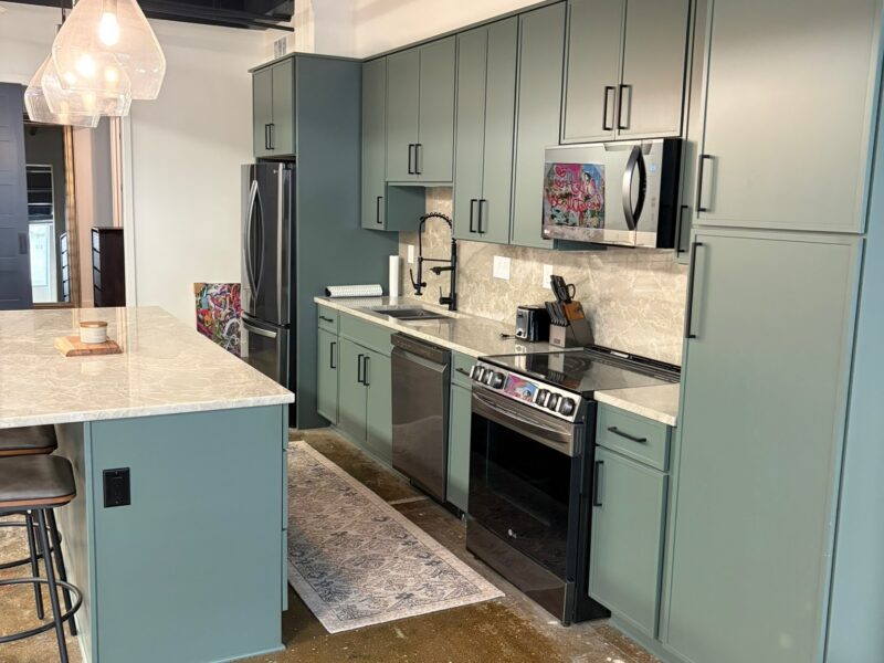 World Cup Executive or Family Modern 2 bed / 2 bath Ground Floor Loft. Sleeps 6. 3.2 miles to Mercedes Benz Stadium. Centrally located, very walkable neighborhood.