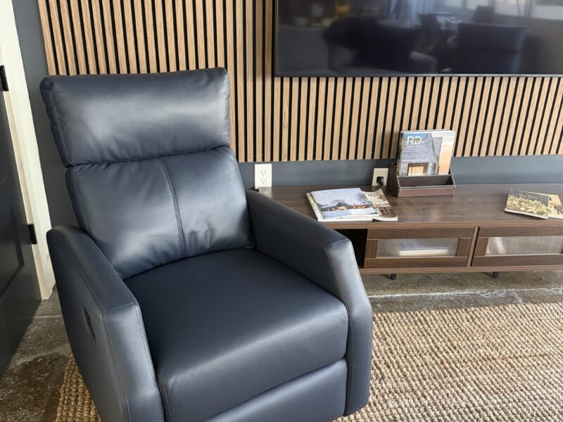 World Cup Executive or Family Modern 2 bed / 2 bath Ground Floor Loft. Sleeps 6. 3.2 miles to Mercedes Benz Stadium. Centrally located, very walkable neighborhood.