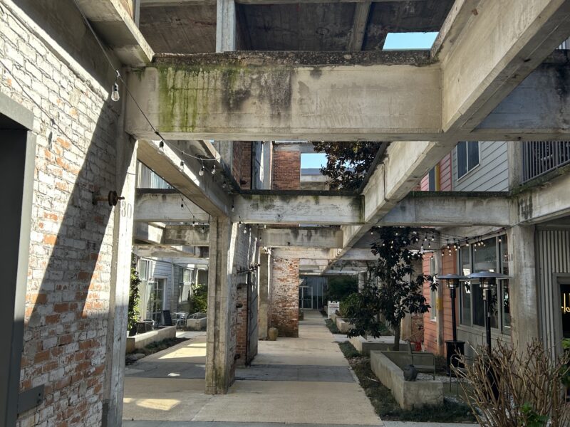 World Cup Executive or Family Modern 2 bed / 2 bath Ground Floor Loft. Sleeps 6. 3.2 miles to Mercedes Benz Stadium. Centrally located, very walkable neighborhood.