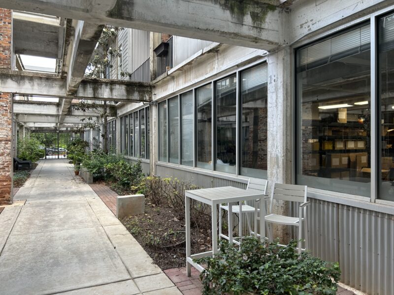 World Cup Executive or Family Modern 2 bed / 2 bath Ground Floor Loft. Sleeps 6. 3.2 miles to Mercedes Benz Stadium. Centrally located, very walkable neighborhood.