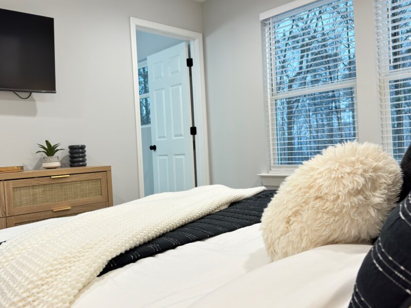 Modern townhouse near Stone Mountain. Sleeps 10.