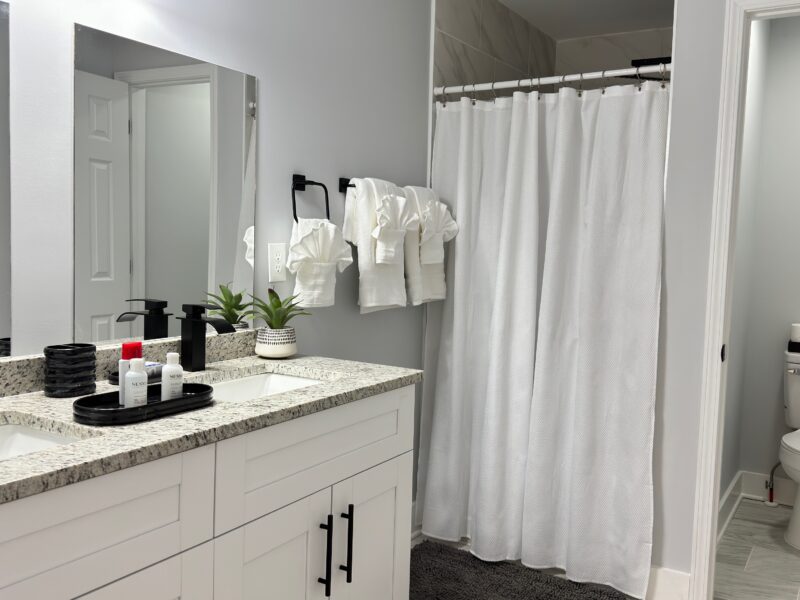 Modern townhouse near Stone Mountain. Sleeps 10.