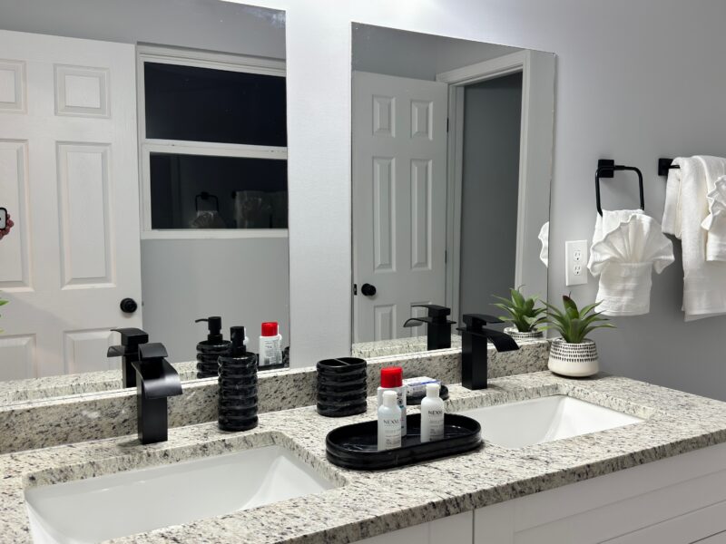 Modern townhouse near Stone Mountain. Sleeps 10.