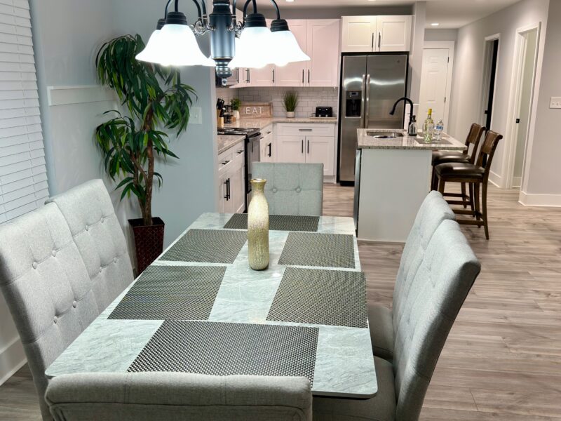 Modern townhouse near Stone Mountain. Sleeps 10.