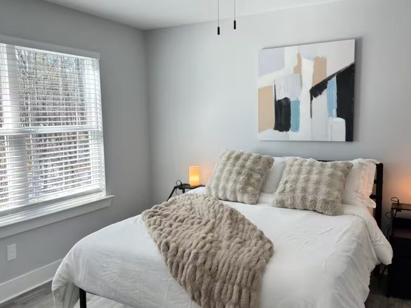 Modern townhouse near Stone Mountain. Sleeps 10.