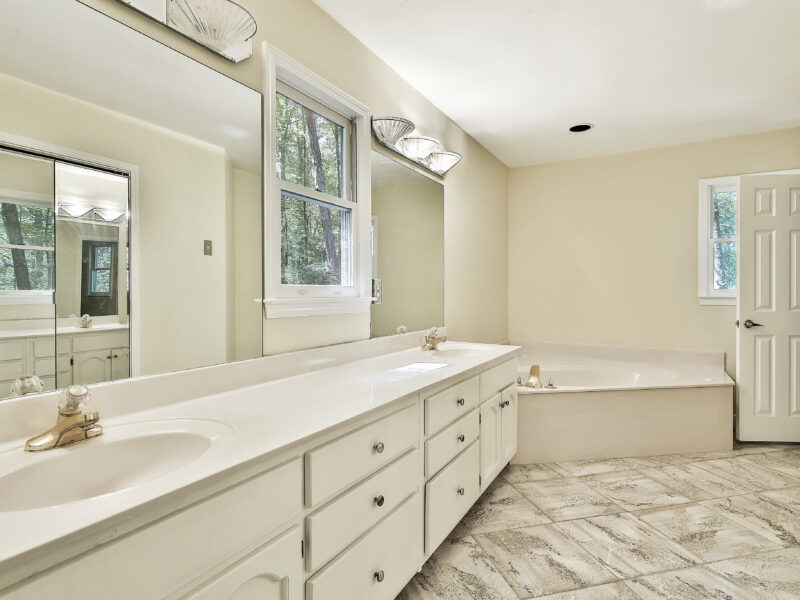 Cozy 2 story, 4 bed, 3 bath home on 6 acres! 10 minutes from Trilith and the National Training Center