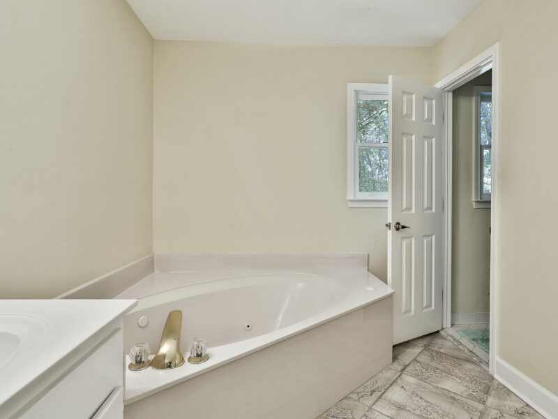 Cozy 2 story, 4 bed, 3 bath home on 6 acres! 10 minutes from Trilith and the National Training Center