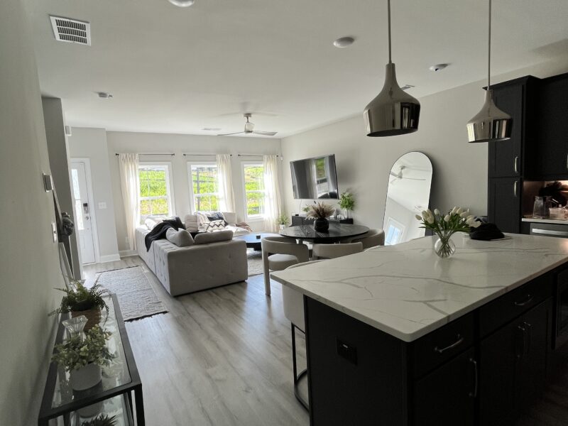 Modern 3BR / 2.5BA Townhome • 14 Min to Mercedes-Benz Stadium • 2 Car Garage Parking • Sleeps 6–8