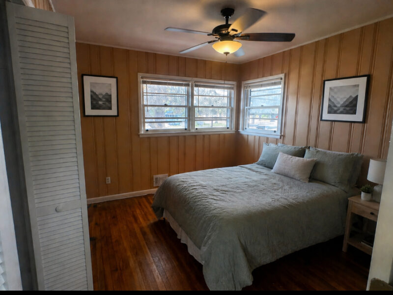 Lovely Corner Ranch Sleeps 10-12 People in Quit Neighborhood