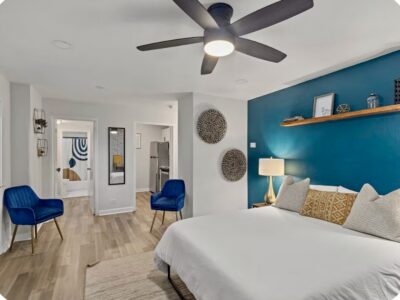 Modern Atlanta 3rd Floor Studio with Balcony! Walk to Mercedes-Benz Stadium