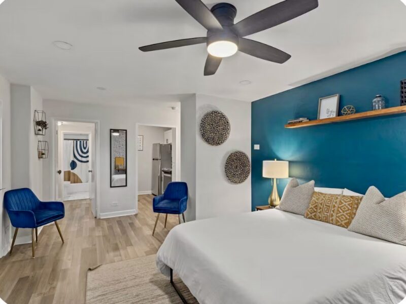 Modern Atlanta 3rd Floor Studio with Balcony! Walk to Mercedes-Benz Stadium