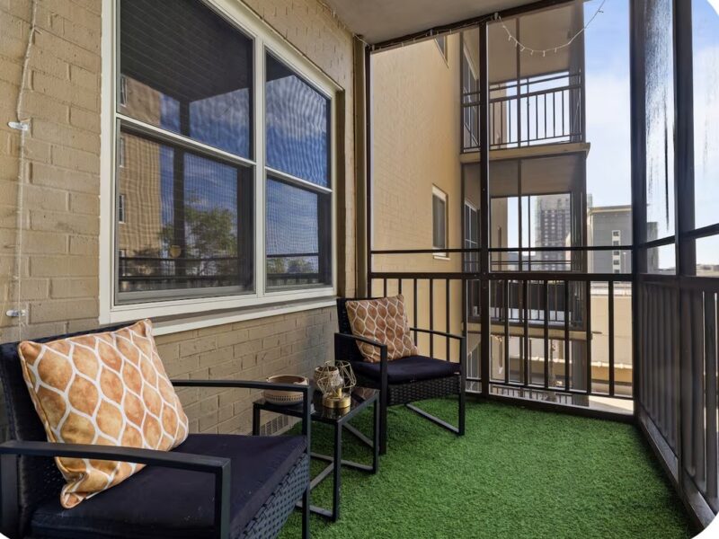 Modern Atlanta 3rd Floor Studio with Balcony! Walk to Mercedes-Benz Stadium