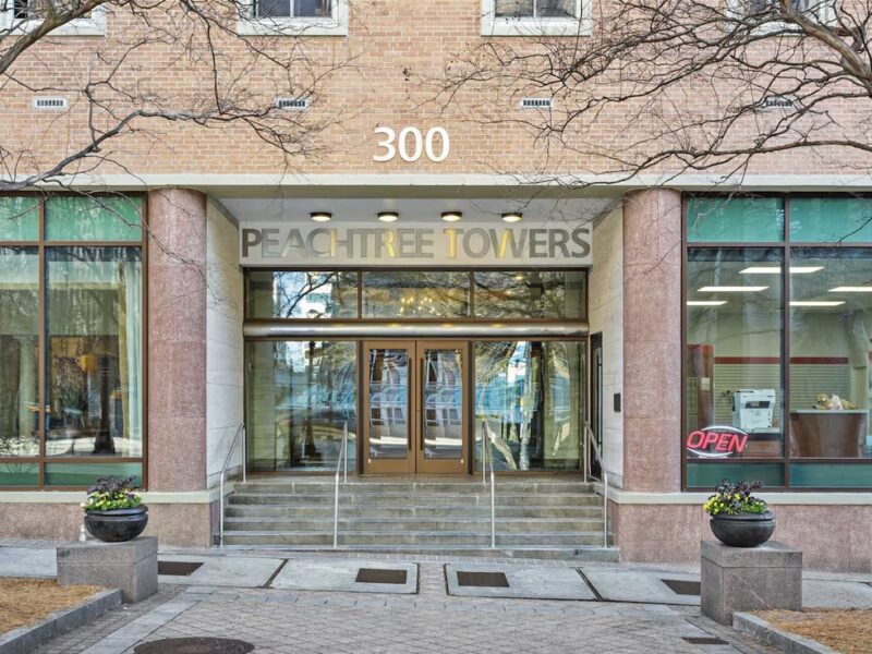Modern Atlanta 3rd Floor Studio with Balcony! Walk to Mercedes-Benz Stadium