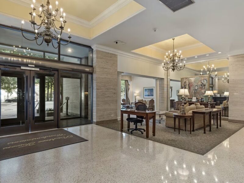 Modern Atlanta 3rd Floor Studio with Balcony! Walk to Mercedes-Benz Stadium
