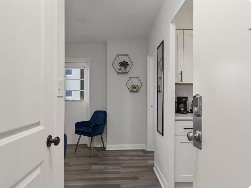 Modern Atlanta 3rd Floor Studio with Balcony! Walk to Mercedes-Benz Stadium