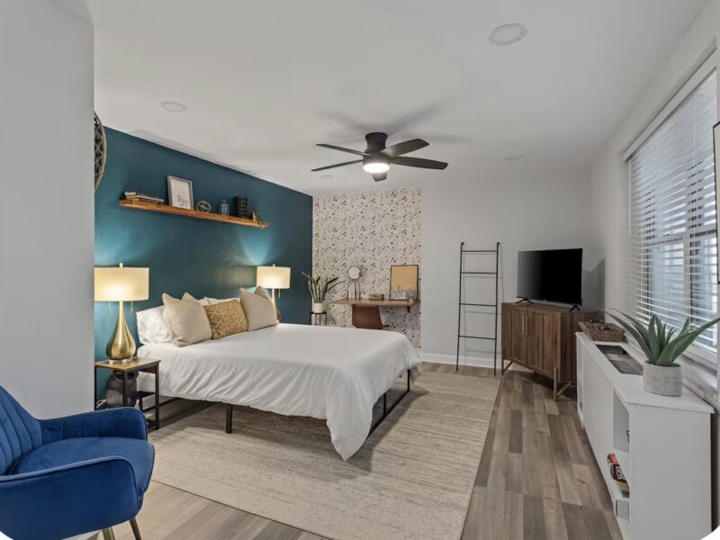 Modern Atlanta 3rd Floor Studio with Balcony! Walk to Mercedes-Benz Stadium
