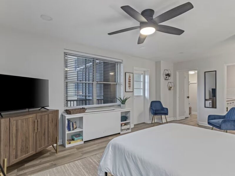 Modern Atlanta 3rd Floor Studio with Balcony! Walk to Mercedes-Benz Stadium
