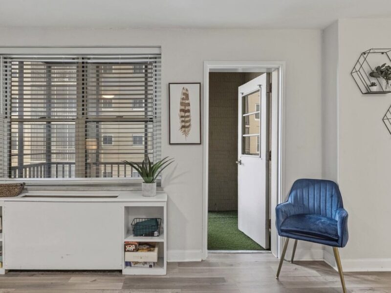 Modern Atlanta 3rd Floor Studio with Balcony! Walk to Mercedes-Benz Stadium