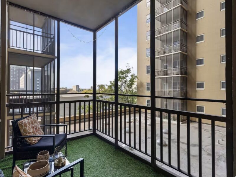 Modern Atlanta 3rd Floor Studio with Balcony! Walk to Mercedes-Benz Stadium
