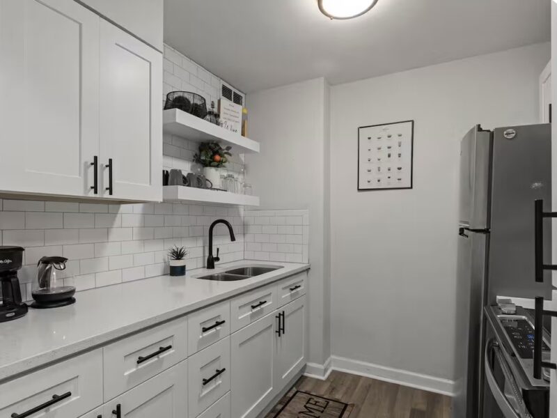 Modern Atlanta 3rd Floor Studio with Balcony! Walk to Mercedes-Benz Stadium