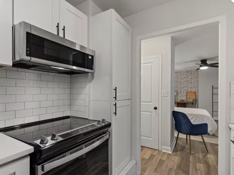 Modern Atlanta 3rd Floor Studio with Balcony! Walk to Mercedes-Benz Stadium