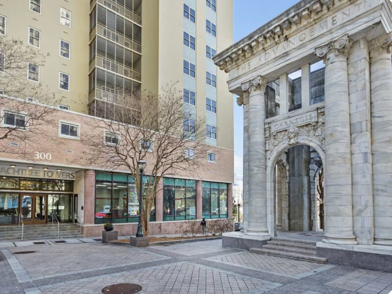 Modern Atlanta 3rd Floor Studio with Balcony! Walk to Mercedes-Benz Stadium