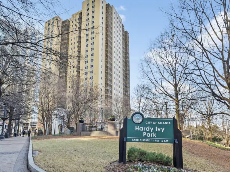Modern Atlanta 3rd Floor Studio with Balcony! Walk to Mercedes-Benz Stadium