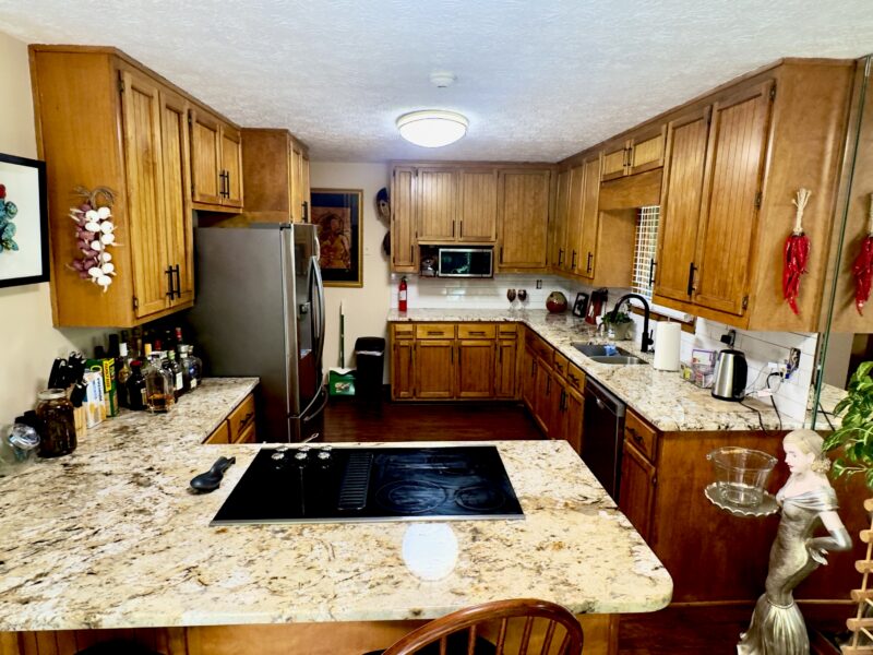 Luxury Fayetteville Retreat, Comfortably Sleeps 10 to 16, Only 20 Minutes From the Airport