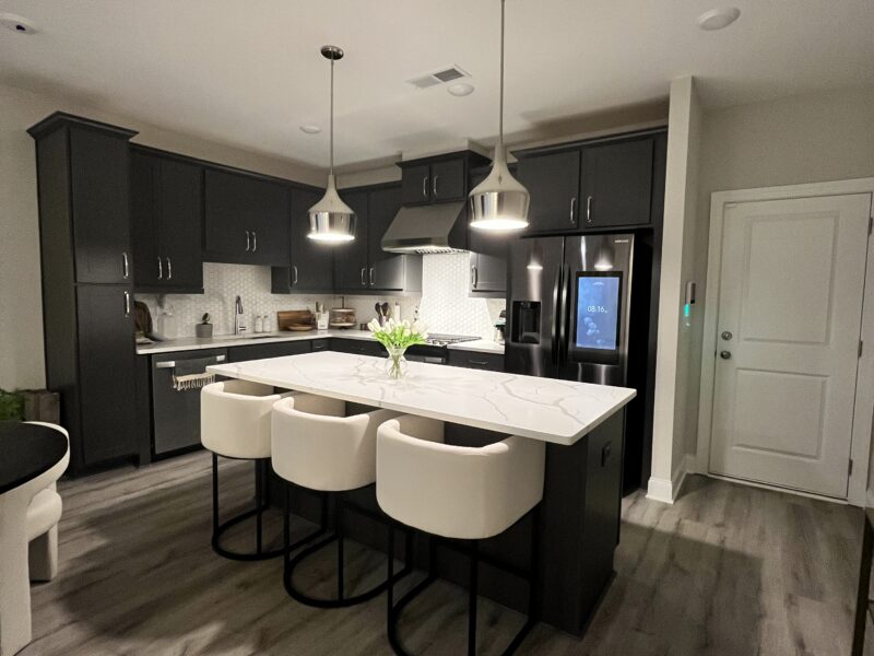 Modern 3BR / 2.5BA Townhome • 14 Min to Mercedes-Benz Stadium • 2 Car Garage Parking • Sleeps 6–8