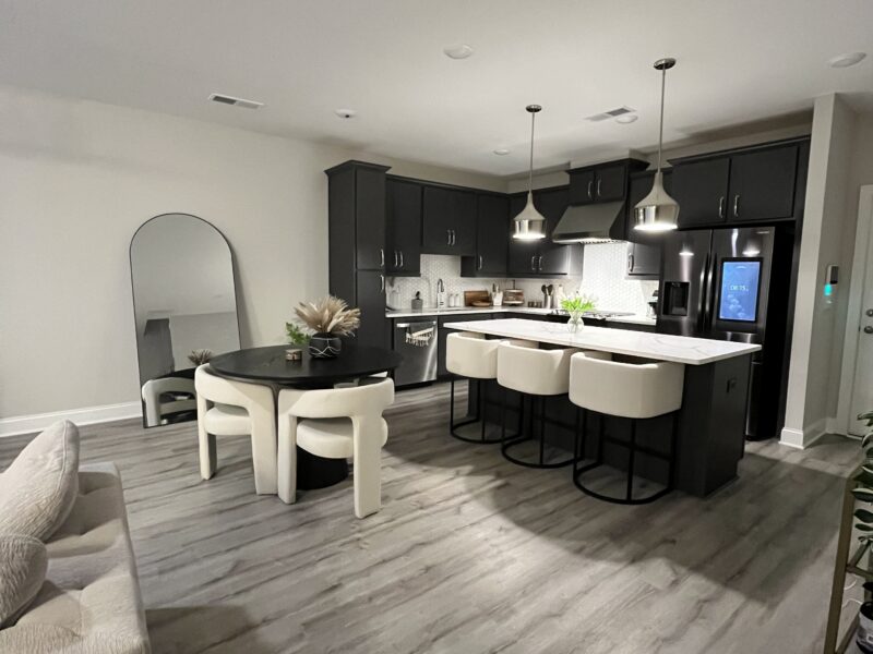 Modern 3BR / 2.5BA Townhome • 14 Min to Mercedes-Benz Stadium • 2 Car Garage Parking • Sleeps 6–8