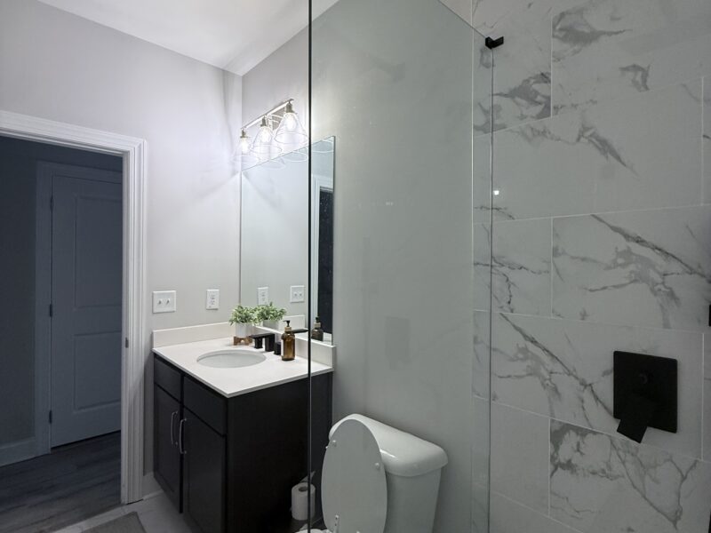 Modern 3BR / 2.5BA Townhome • 14 Min to Mercedes-Benz Stadium • 2 Car Garage Parking • Sleeps 6–8