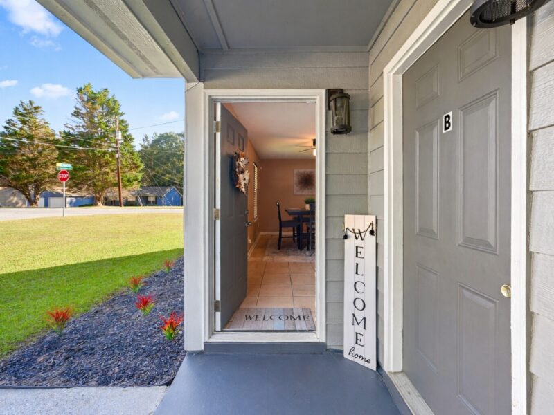 Serenity Landing - 5 Minutes to Airport - Sleeps 6