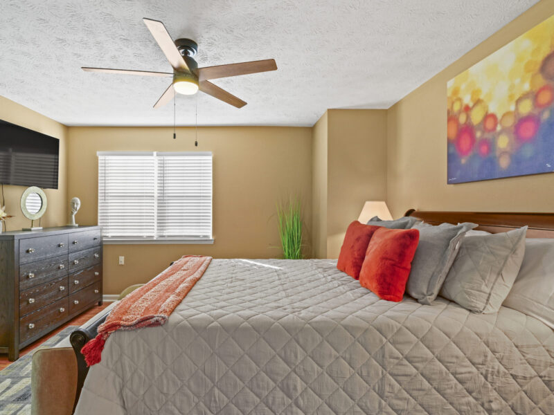 Serenity Landing - 5 Minutes to Airport - Sleeps 6