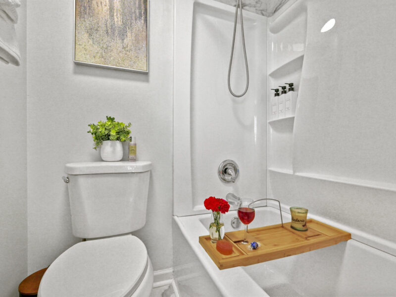 Serenity Landing - 5 Minutes to Airport - Sleeps 6