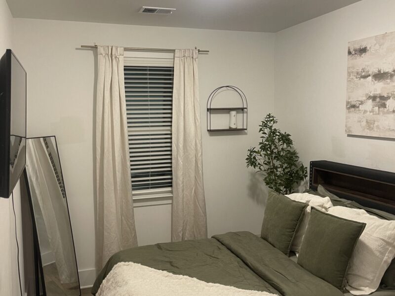 3 bedroom townhouse! 10 minutes from Mercedes Benz