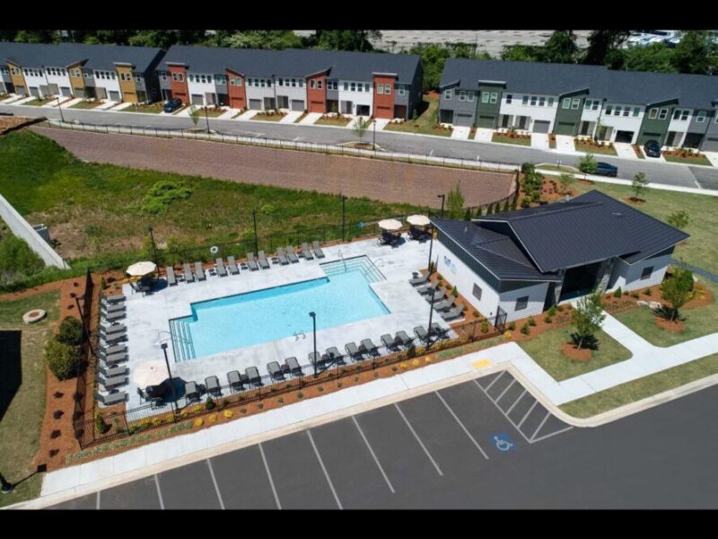 3 bedroom townhouse! 10 minutes from Mercedes Benz