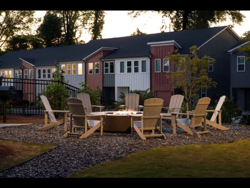 3 bedroom townhouse! 10 minutes from Mercedes Benz