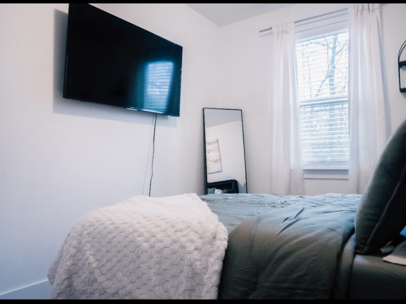 3 bedroom townhouse! 10 minutes from Mercedes Benz