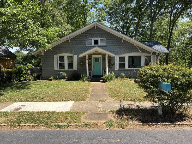 Cozy East Point Home with Porch Oasis| Near FIFA, Airport & Downtown ATL|Near MARTA train station, 5 train stops from Mercedes Benz Stadium, 2 train stops from Airport,