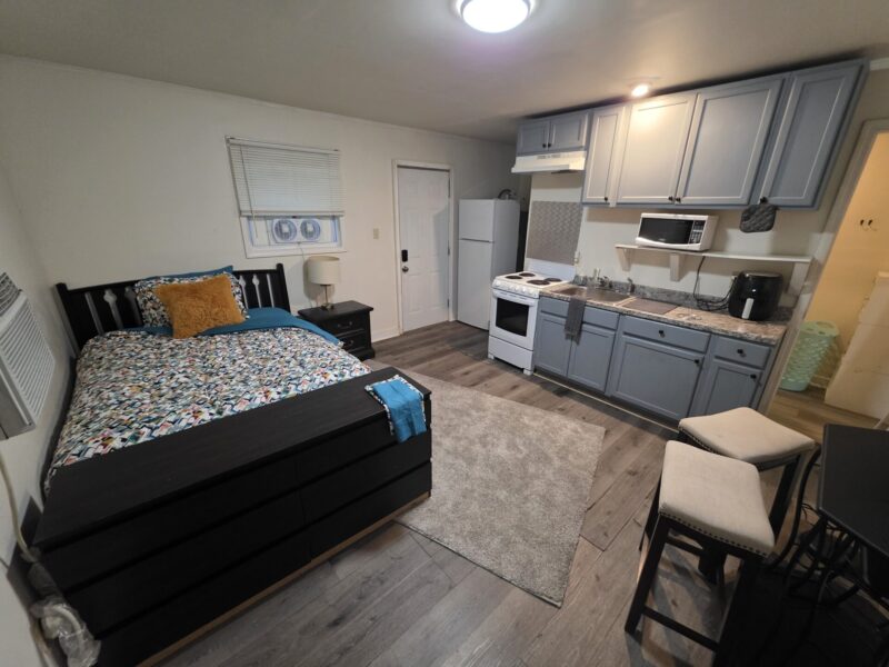 East Point Studio House!!! 6 Miles from MB Stadium! Fully Equipped!!
