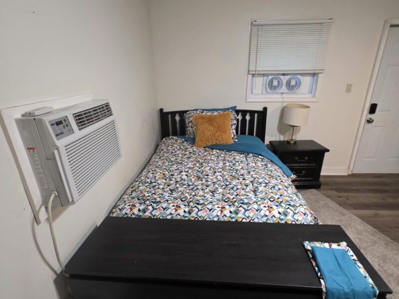 East Point Studio House!!! 6 Miles from MB Stadium! Fully Equipped!!